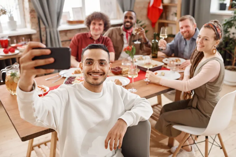 La Cena No Tan Tradicional: Cómo los Jóvenes Latinos Están Reinventando la Mesa Familiar Sin Romperla